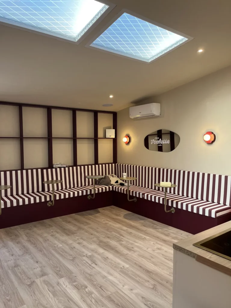 La banquette rayée du studio Chez Paulette, à Sartrouville