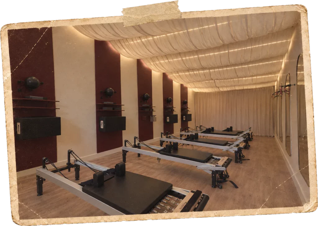 La salle de Pilates Reformer du studio Chez Paulette à Sartrouville, sous le plafond drapé