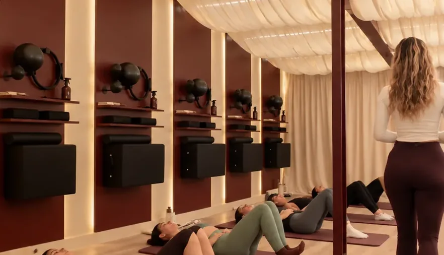 Un cours de Pilates au sol chez Paulette, à Sartrouville : les Paulettes sur leur tapis, la coach entre les rangs