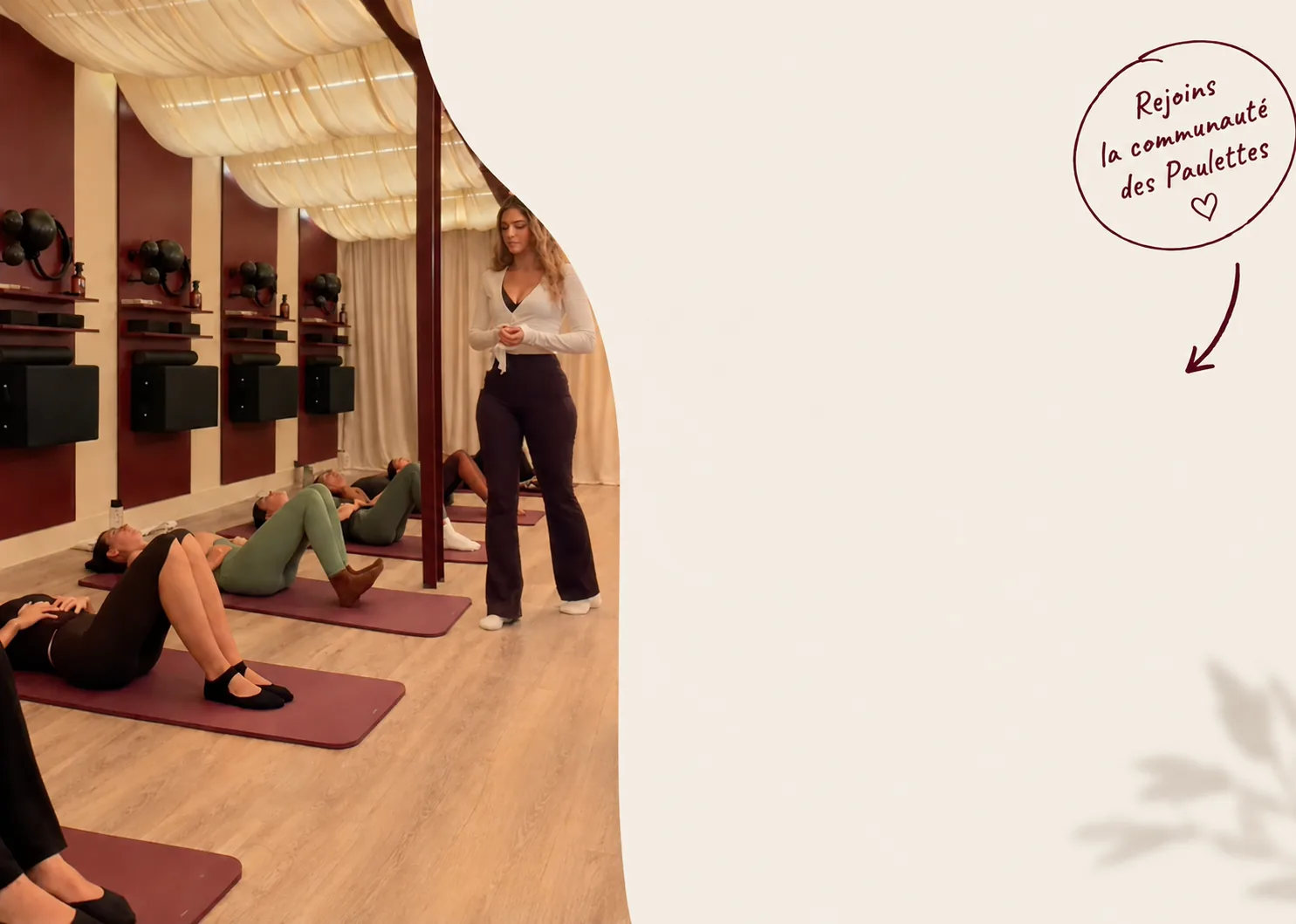 Un cours de Pilates Mat Chez Paulette à Sartrouville, sous le plafond drapé. Rejoins la communauté des Paulettes.