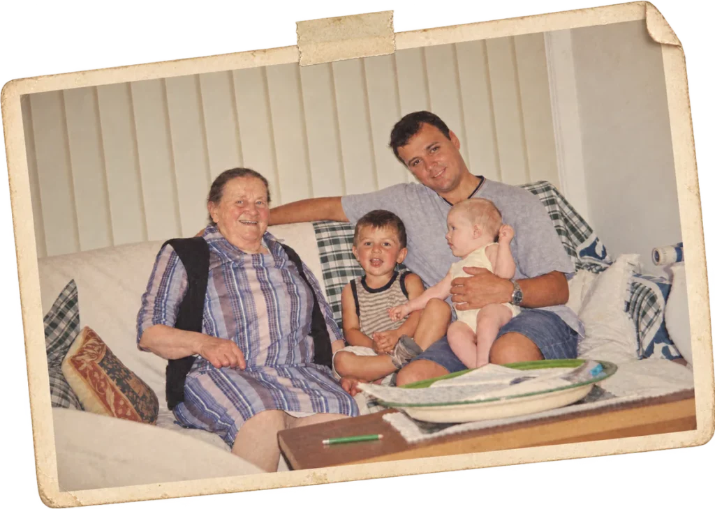 Mamie Paulette, en famille, sur un canapé